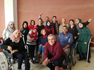 Rita Barbuto, al centro, con il gruppo di Peer Counselor del Centro I-CAN di EducAid a Gaza.